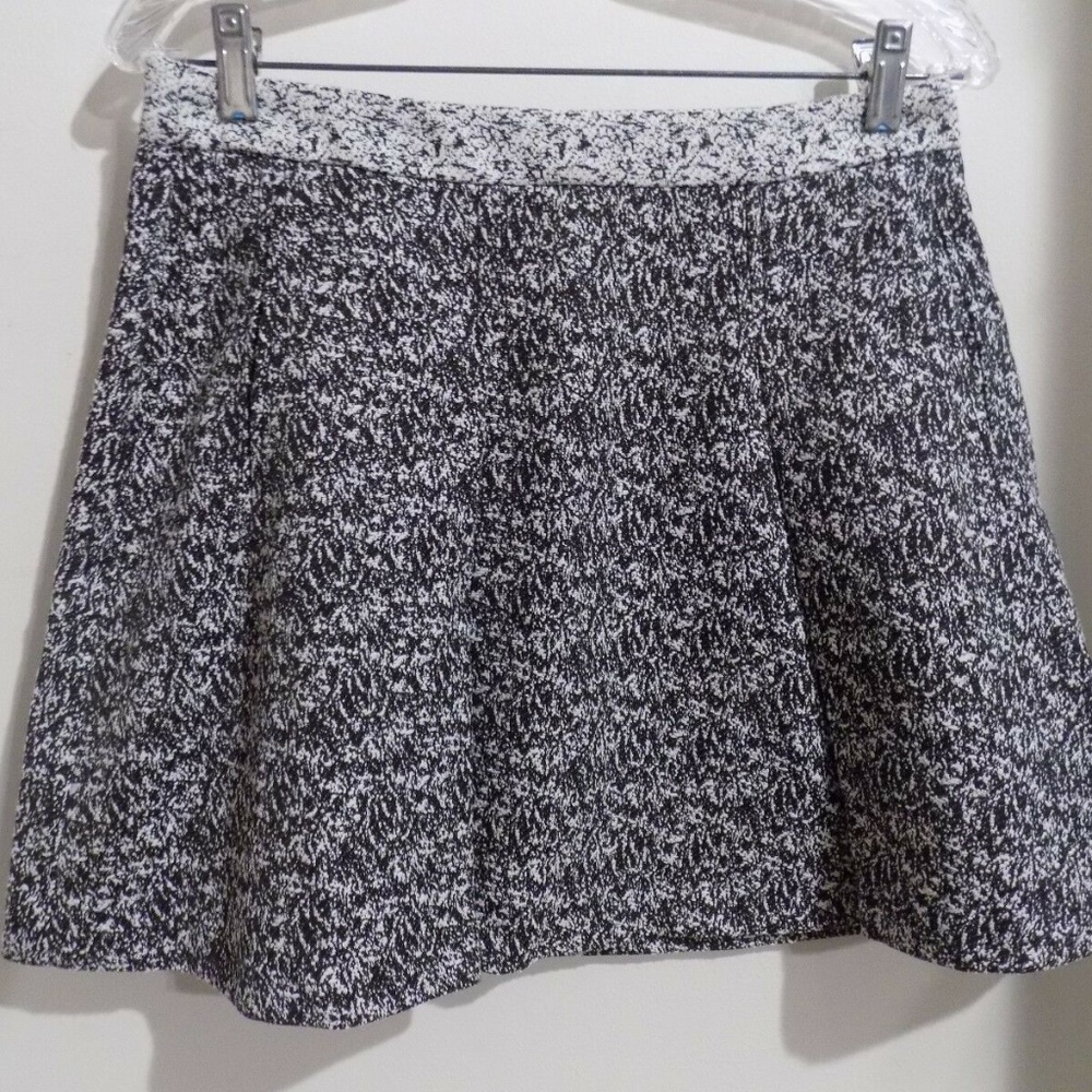 BANANA REPUBLIC Off-White and Black Pleated Skirt
